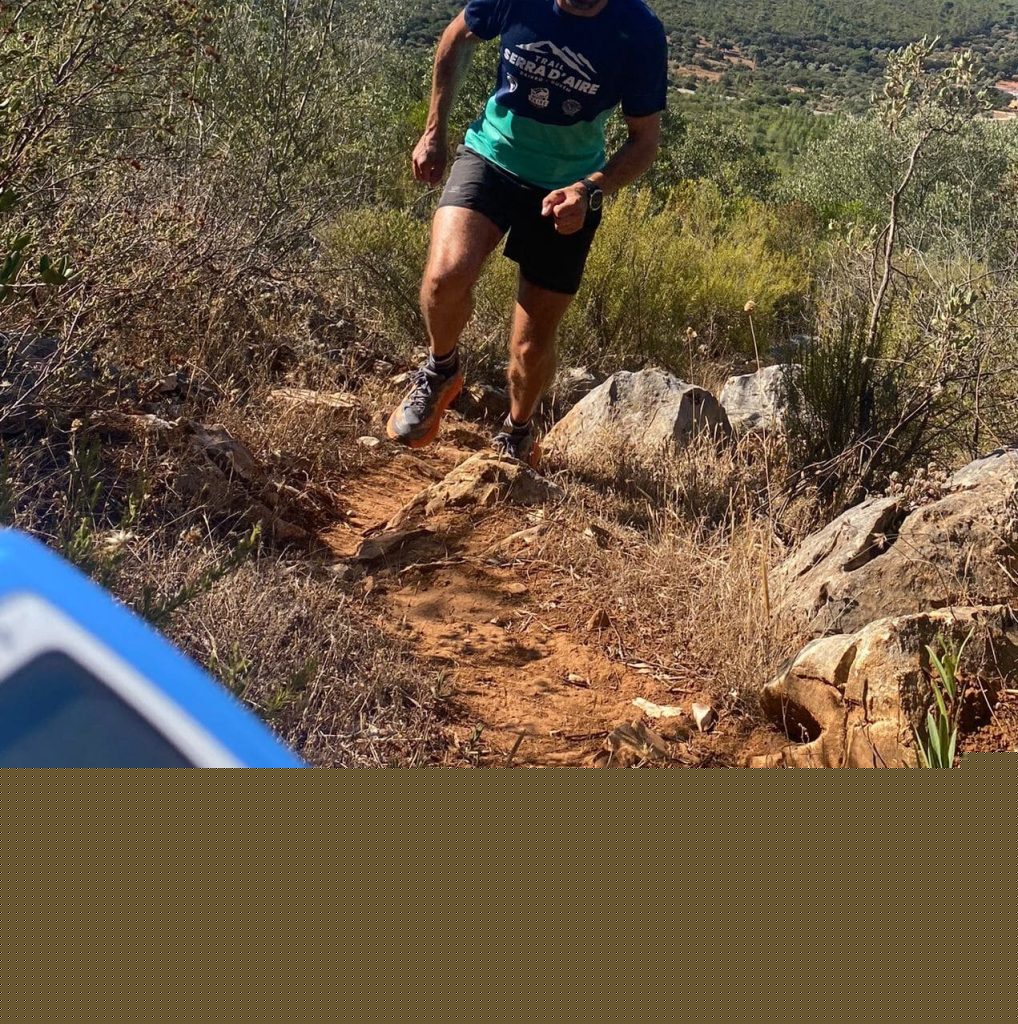 Atleta em corrida num trilho de montanha.